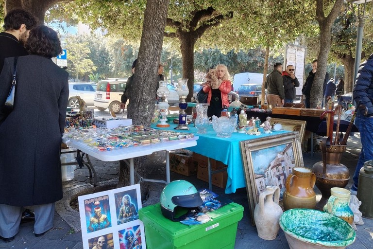 mercatino vintage piazza della repubblica. <span>Foto Adriana Fabrizio</span>