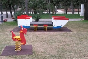 Mattonelle di gomma nel parco giochi della Villa comunale
