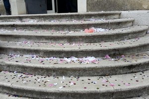 Riso e coriandoli sulla scalinata del Comune, in ospedale un 65enne