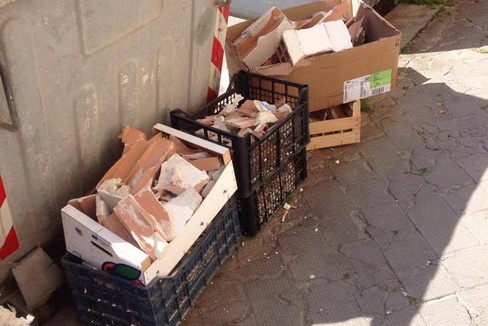 Trani, materiale edilizio abbandonato in via Pietro Pansini