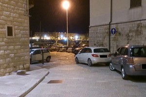 Parcheggio selvaggio in Piazza Sacra Regia Udienza
