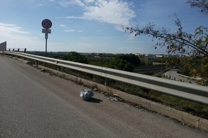 Sacchi d'immondizia all'imbocco della 16 bis