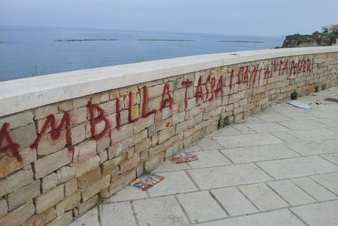 scritte a lungomare Mongelli