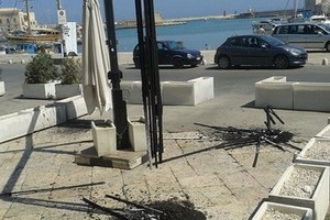 Ombrelloni bruciati nella zona nord del porto