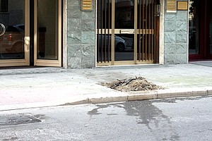 Scontro fra suv: albero abbattuto in corso Imbriani