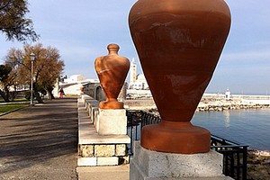 Anfore nella villa comunale di Trani