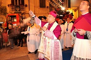Omaggio floreale all'Immacolata in piazza della Libertà