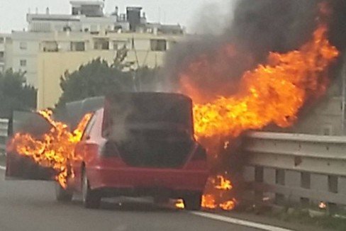 Auto in fiamme, caos sulla statale in zona Sant'Angelo