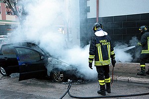 Auto incendiata