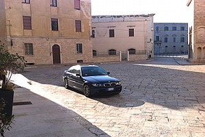 Auto parcheggiata nei pressi della Cattedrale di Trani