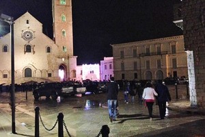 Auto parcheggiate in piazza Duomo