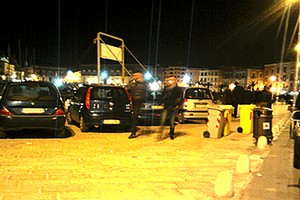 Auto sul porto di Trani