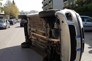 Auto si ribalta in via Gran Bretagna