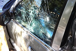 Auto rotta in piazza della Repubblica