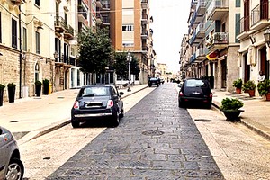 Auto parcheggiate in via San Giorgio