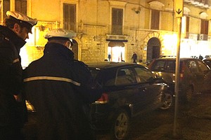 La Polizia Locale multa un'auto in divieto di sosta