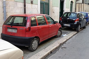 Parcheggio selvaggio in via De Cuneo