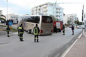 Autobus bloccato sulla rampa della strada statale 16 bis