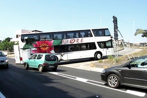 Trani, autobus bloccato sulla rampa della 16 bis