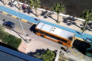 Autobus bloccato sul lungomare di Trani