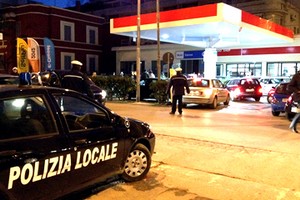 Benzina, code alla Esso di via Bisceglie