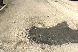 Buca stradale in via Bari