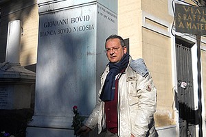 Franco Caffarella al monumento di Giovanni Bovio