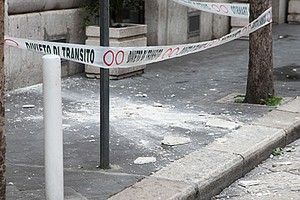 Cadono calcinacci in corso Vittorio Emanuele