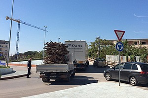 Camion bloccato sul cavalcavia