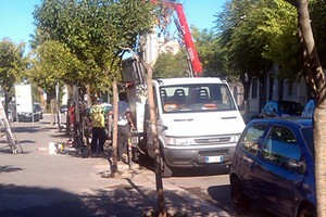 Operai installano cartelli pubblicitari in piazza Plebiscito