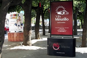 Totem pubblicitari in piazza della Repubblica