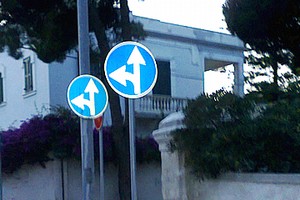 Cartelli stradali a Colonna