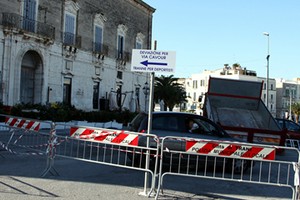 Cartello deportisti sul porto di Trani