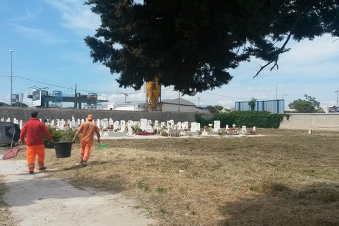 Cimitero ripulito dalle erbe