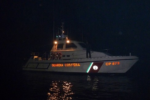 Imbarcazione di Trani urta la motovedetta della Guardia Costiera