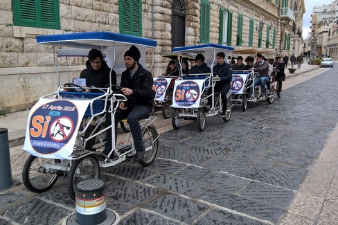 Studenti Democratici su risciò contro le trivelle