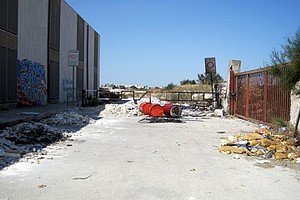 Discarica alle spalle del cimitero di Trani