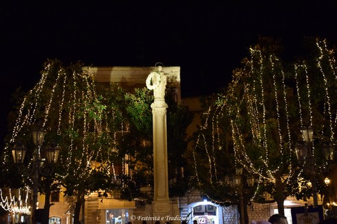 Omaggio floreale alla Madonna Immacolata