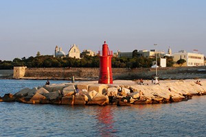 Faro rosso nel porto di Trani