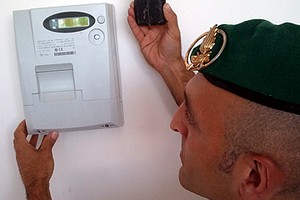 La Guardia di Finanza controlla i contatori dell'energia elettrica