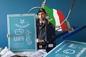 La Guardia di Finanza scopre una stamperia clandestina a Trani