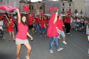 Flash mob dell'Avis sul porto di Trani