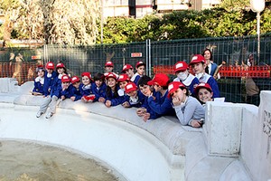 Pulizia della fontana di piazza della Repubblica