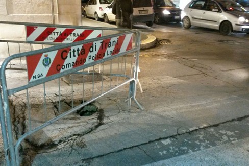 cedimento stradale in via De Roggiero 84