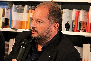 Vegliando oltre il cancello