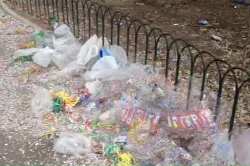 Tappeto di rifiuti in piazza della Repubblica. <span>Foto Maria Scoccimarro</span>