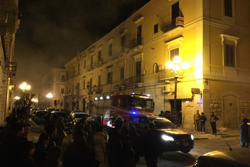 Corso Cavour, in fiamme la canna fumaria