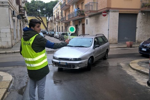 Liceo De Sanctis e Auser insieme per regolare il traffico di via Stendardi