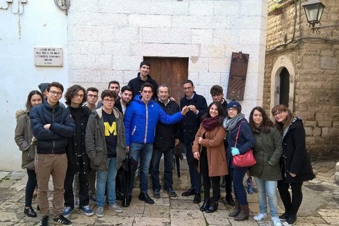 Gli studenti democratici installano un lucchetto alla torre dell'orologio