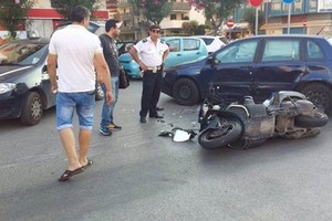 Incidente in piazza Martiri, auto contro moto